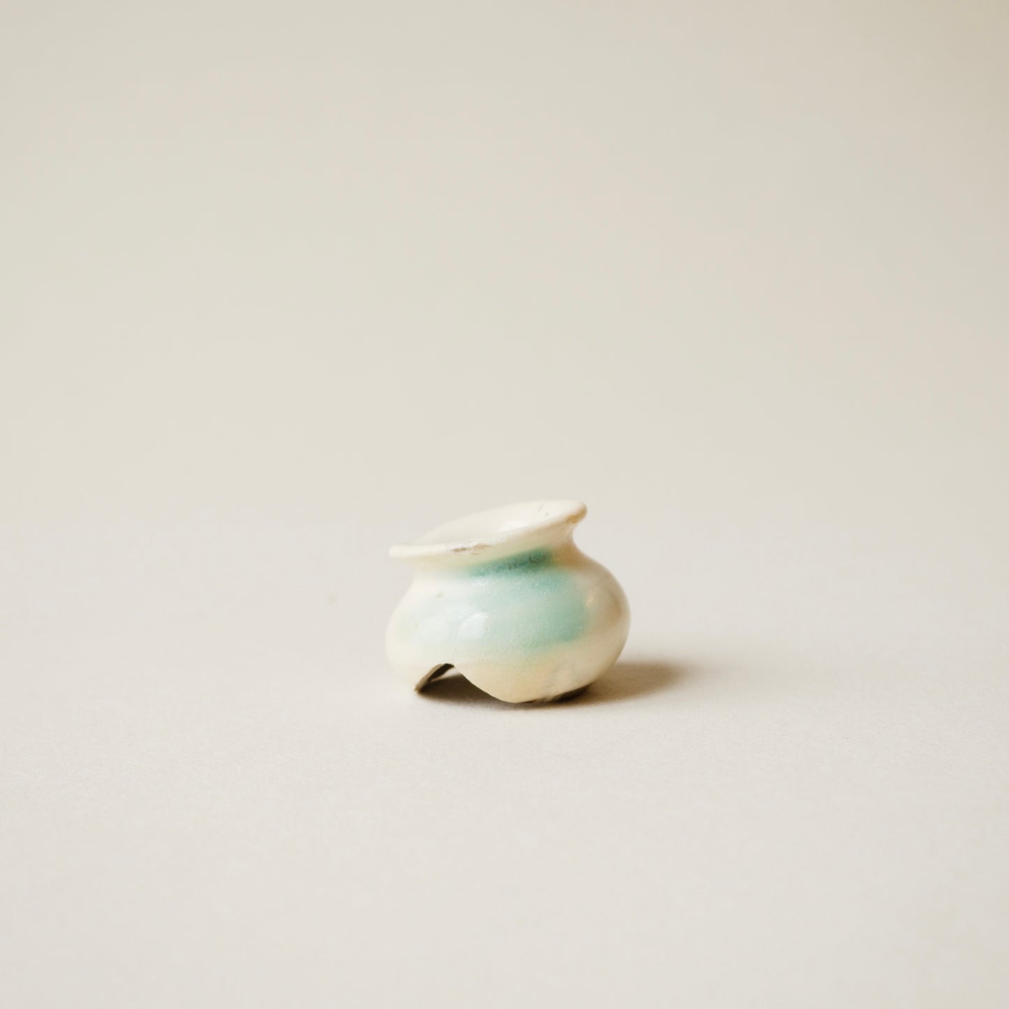 磁州窯系 白地緑斑小壺