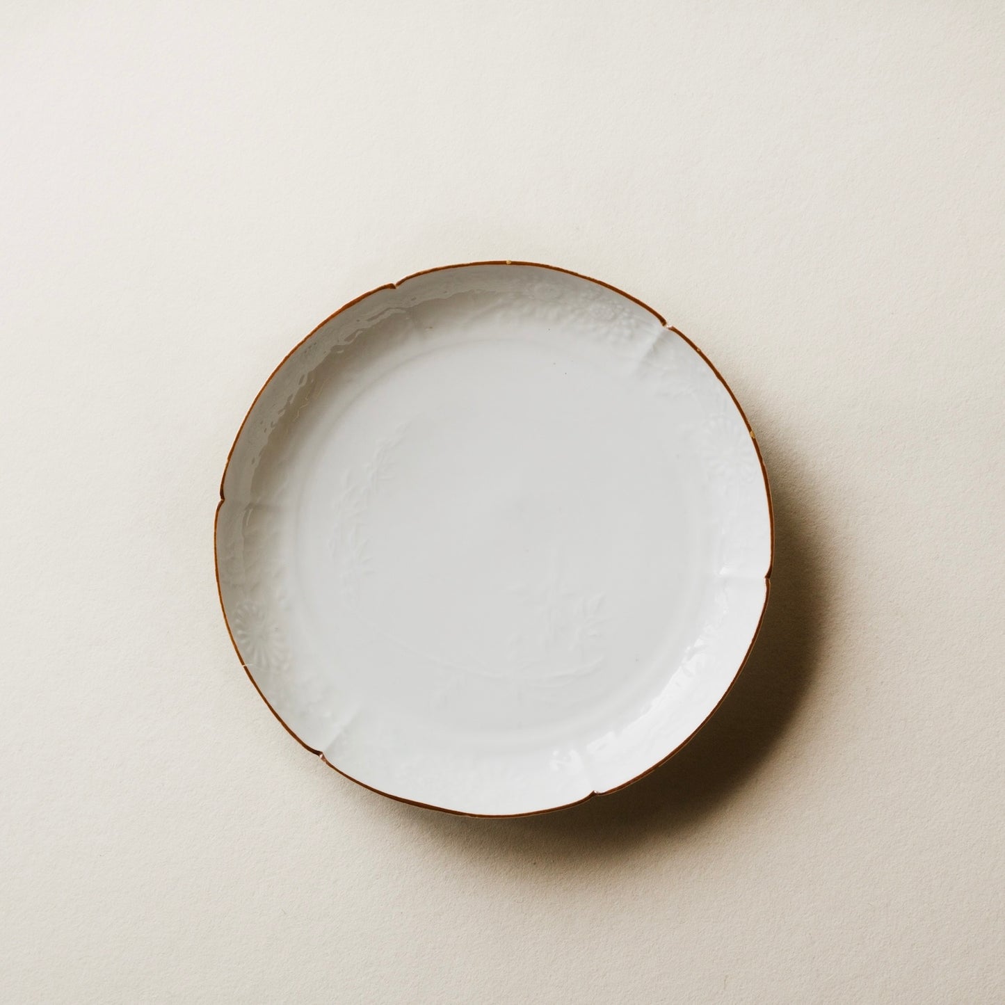 白磁陽刻竹文皿