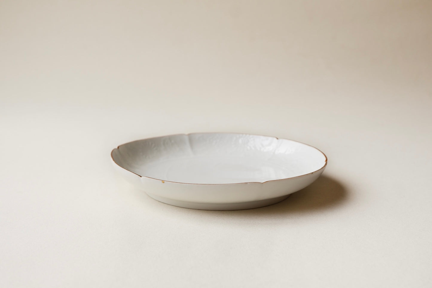 白磁陽刻竹文皿