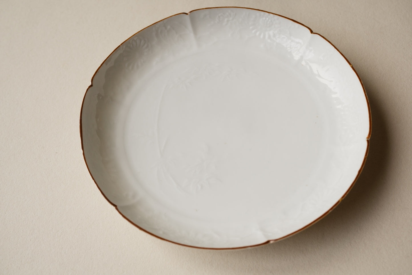 白磁陽刻竹文皿