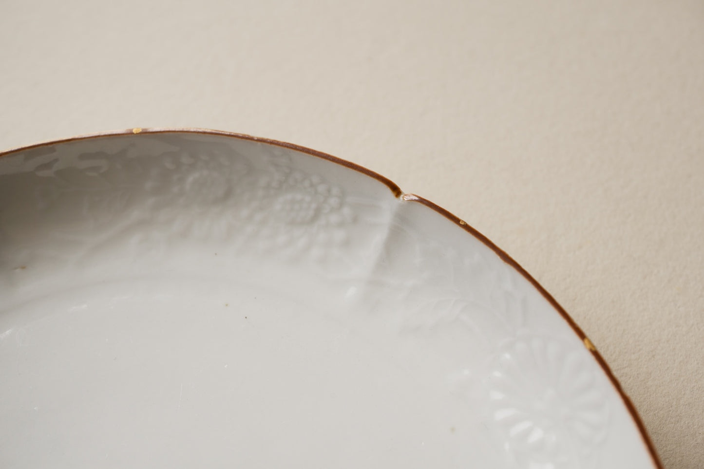 白磁陽刻竹文皿