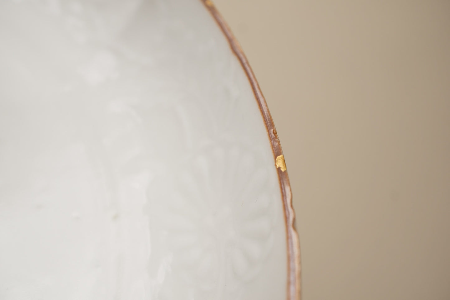 白磁陽刻竹文皿