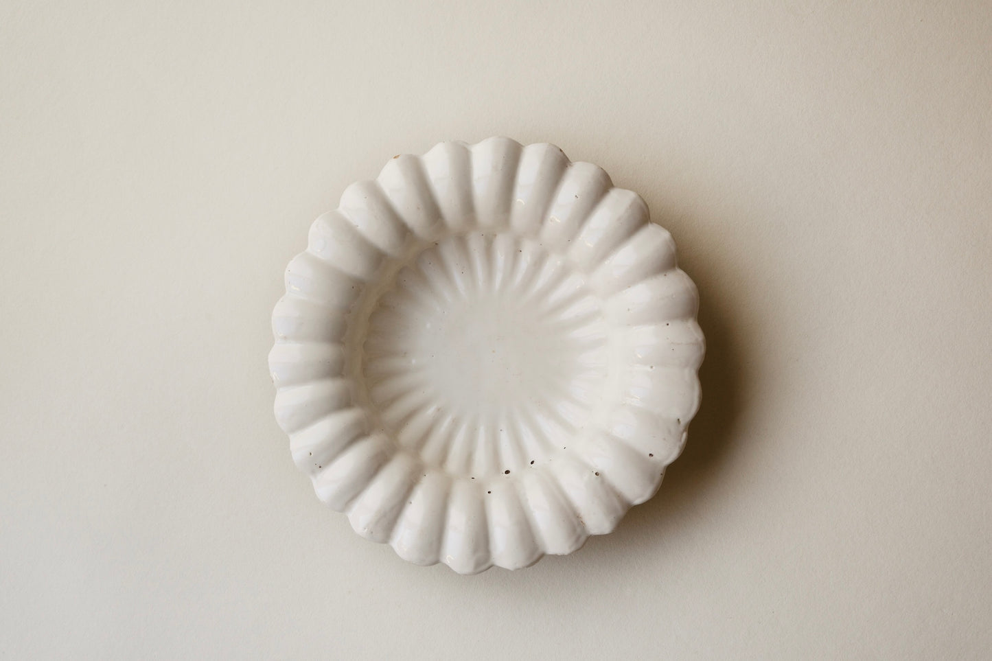 白デルフト輪花大皿