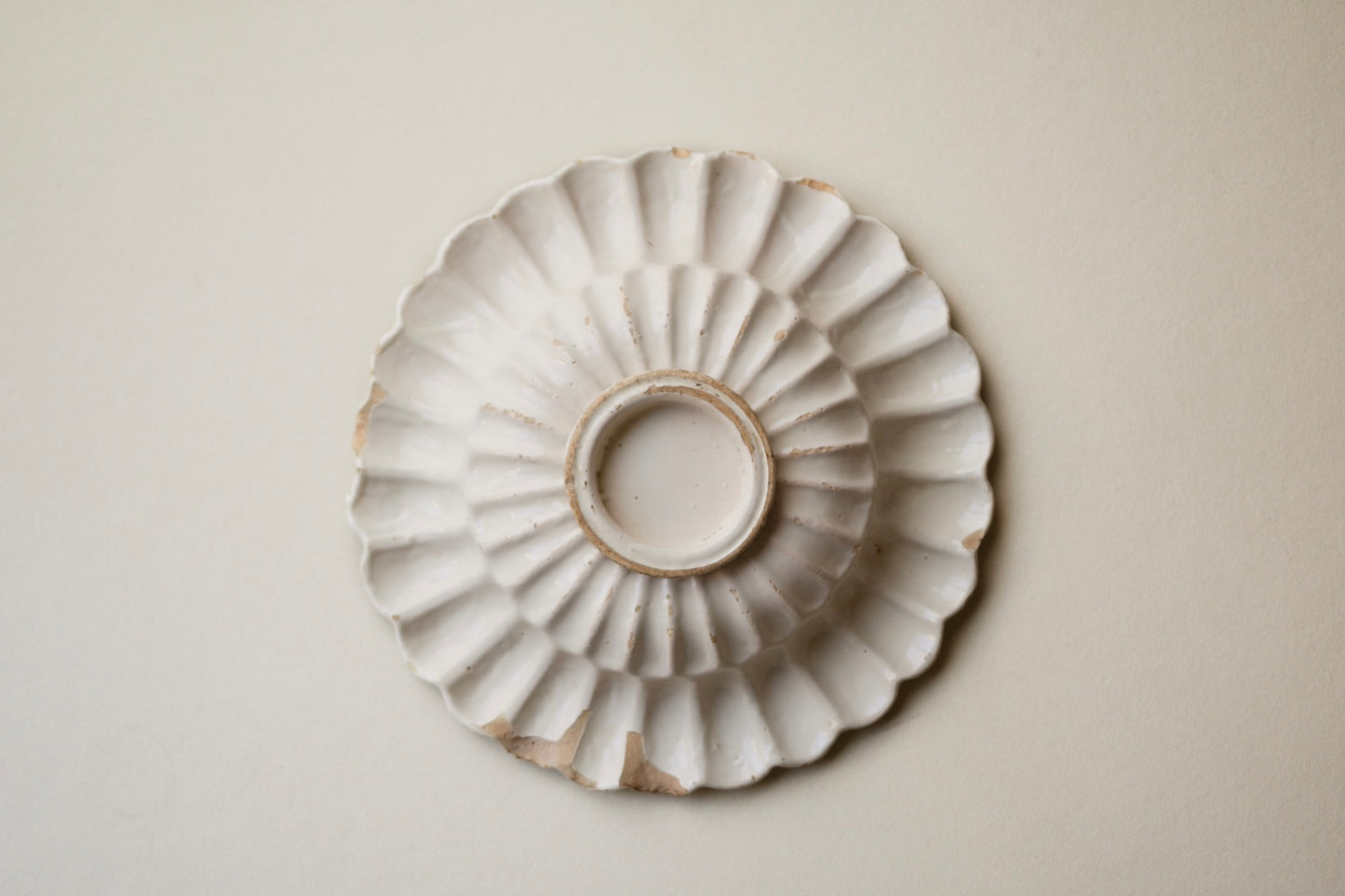 白デルフト輪花大皿