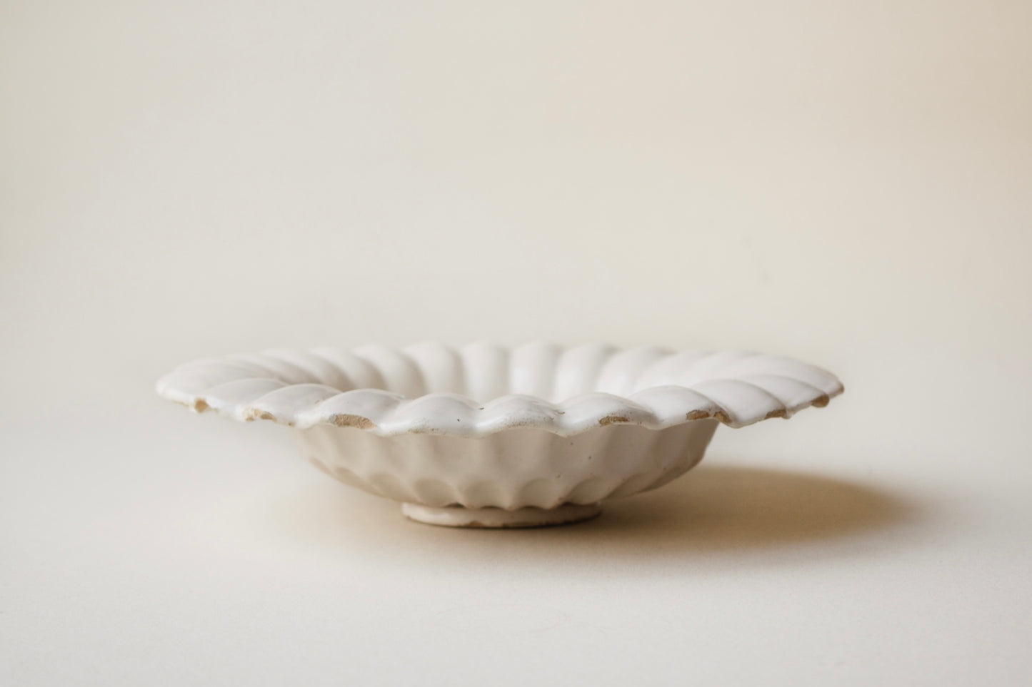 白デルフト輪花大皿