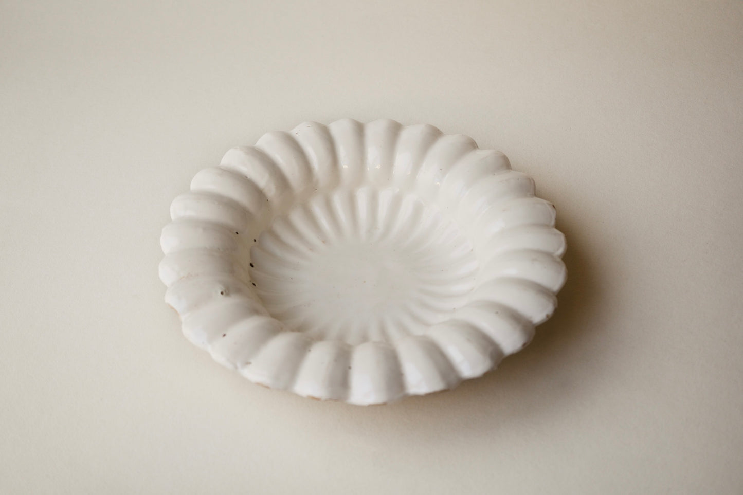 白デルフト輪花大皿